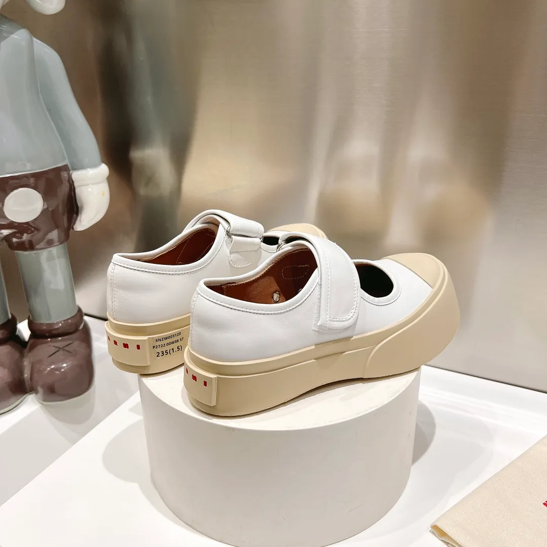 👟👟Ex-factory price 480👟👟 Marni|Mary Jane big head doll shoes‼ ️Upgraded outsole, consistent lasting process with the original version, upgraded to the latest official original packaging‼ ️ Mani’s incomparable and versatile white shoes! I'm tired of the regular white shoes, so I bought a pair of different style thick-soled big-toe shoes. Paris International Fashion Week catwalk model, purchase-level version, all Internet celebrities wear it, Song Zuer, Zhao Lusi, Huo🔥 Show... [4.5cm increased sole] Not bulky, light and soft, comfortable on the feet! It feels very good on your feet and doesn't scratch your feet at all! Extremely comfortable! Daily travel! Wear whatever you like regardless of the occasion, no fear of any dress code, no pressure to dress! ✔Upper: imported cowhide fabric ✔Lining: lambskin lining ✔Outsole: exclusive molded original 1:1 rubber ➕TPU outsole! Floating beige is not completely white. Difference between market currencies We are different‼ ️ ✔𝐒𝐢𝐳𝐞: 35-40